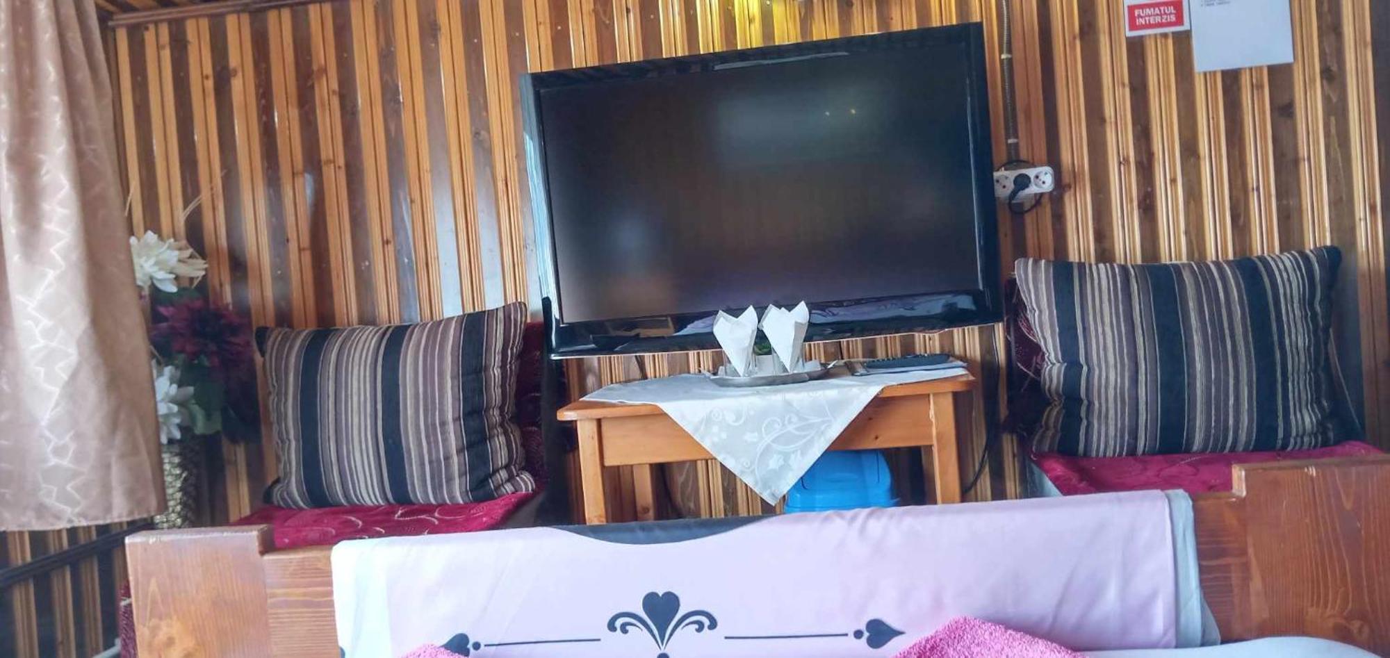 Hostel Intim 95 Ron Bîrlad 外观 照片